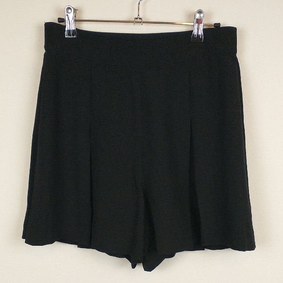SPANX Carefree Crepe Pleated Shorts Medium Black High Rise Pull On - Picture 2 of 9